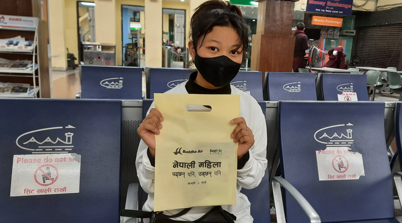 महिला दिवसमा सांग्रिला बुक्स र बुद्ध एयरको अफरः नेपाली महिला पढ्छन् पनि, उड्छन् पनि